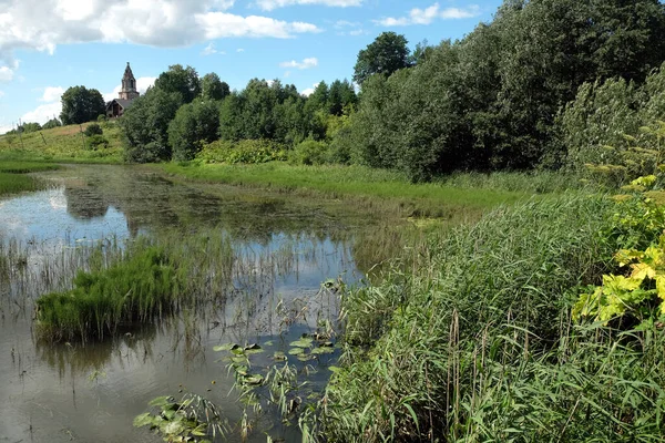 美丽的乡村风景 清澈的池塘 古老的教堂 晴朗夏日的云彩 — 图库照片