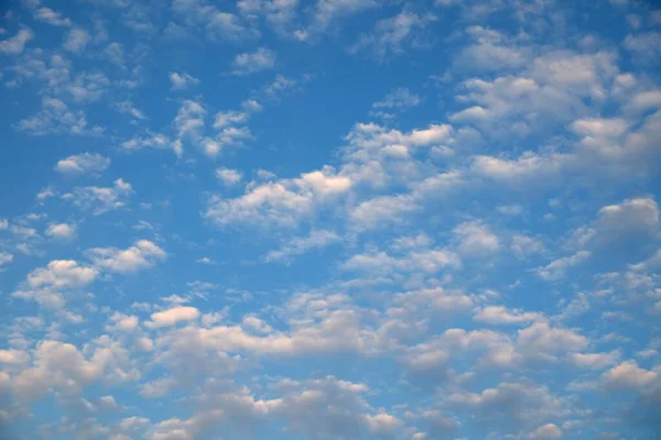 Piękny Krajobraz Nieba Wieloma Miękkimi Białymi Chmurami Wysoko Stratosferze Słoneczny — Zdjęcie stockowe