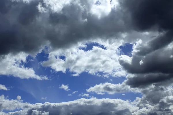 Bela Paisagem Céu Com Densas Nuvens Brancas Cinzentas Tempestuosas Diferentes — Fotografia de Stock