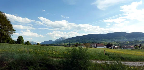 Ländliches Panorama Landschaft Mit Typischem Alpendorf Auf Blühenden Wiesen Mit — Stockfoto