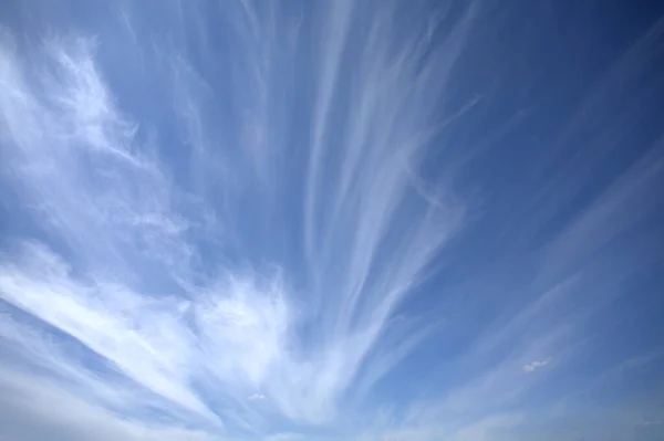Parlak Güneşli Bir Günde Stratosferde Beyaz Bulutların Yükseldiği Güzel Gökyüzü Telifsiz Stok Fotoğraflar