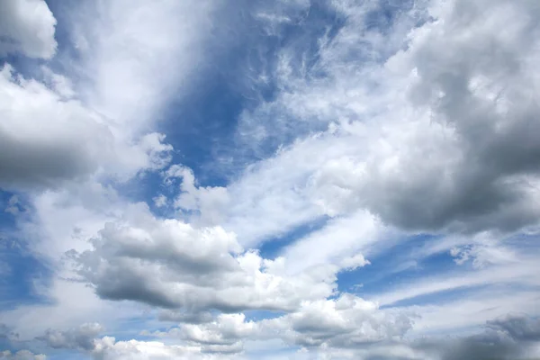 美丽的天景 不同层次上浓密的白云和灰蒙蒙的云彩 还有蓝天的水平照片 — 图库照片