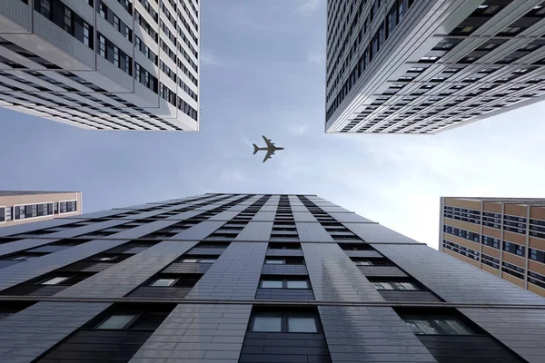 Avión Grande Que Vuela Alto Sobre Edificios Modernos Rascacielos Ciudad — Foto de Stock