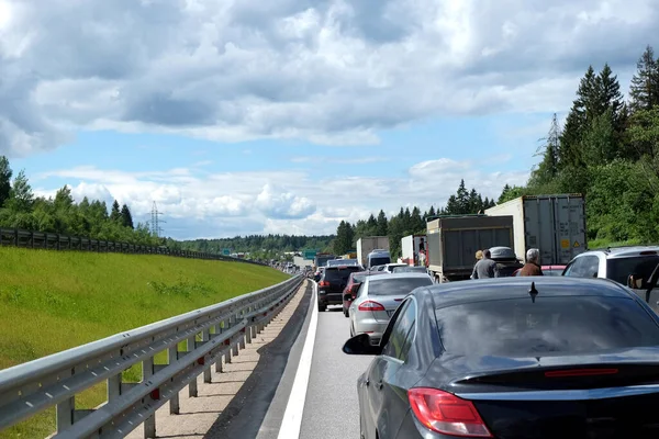 モスクワ郊外 ロシア 2016年6月6日 田舎の高速道路での交通渋滞 晴れた夏の日に道路上に立って多くの車の長い行の高密度動かずに — ストック写真