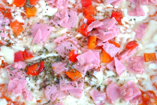Готовая Аппетитная Итальянская Пицца Беконом Сыром Овощами Заднем Плане — стоковое фото
