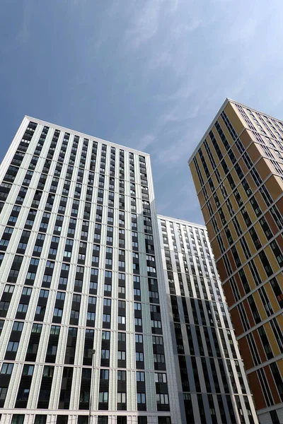 Hoch Oben Perspektivische Ansicht Moderner Wolkenkratzer Gebäude Mit Vielen Fenstern — Stockfoto