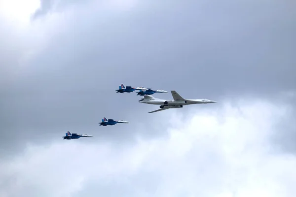 俄克拉荷马州莫斯科 2021年5月7日 俄罗斯军用超音速轰炸机 导弹航空母舰Tu 160 Whire Swan和4架Su 35S战斗机在多云的天空中进行彩排 — 图库照片