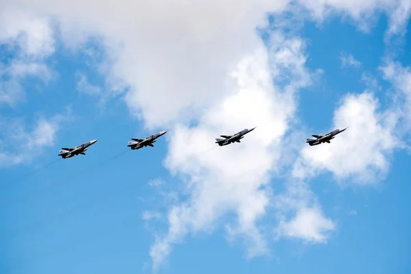 俄克拉荷马州莫斯科 2021年5月7日 俄罗斯军事战术前线轰炸机Su 24在蓝天中快速飞行 游行彩排着白云 — 图库照片