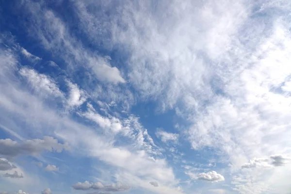 Piękne Niebo Krajobraz Gęstą Burzliwe Białe Szare Chmury Różnych Poziomach — Zdjęcie stockowe
