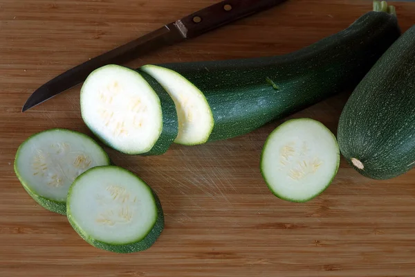 Potongan Irisan Bulat Zucchini Yang Matang Terletak Papan Dapur Kayu — Stok Foto