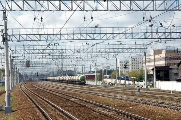 Miejski krajobraz przemysłowy i wiele torów kolejowych — Zdjęcie stockowe