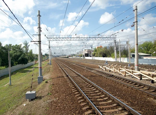 Miejski krajobraz przemysłowy i wiele torów kolejowych — Zdjęcie stockowe