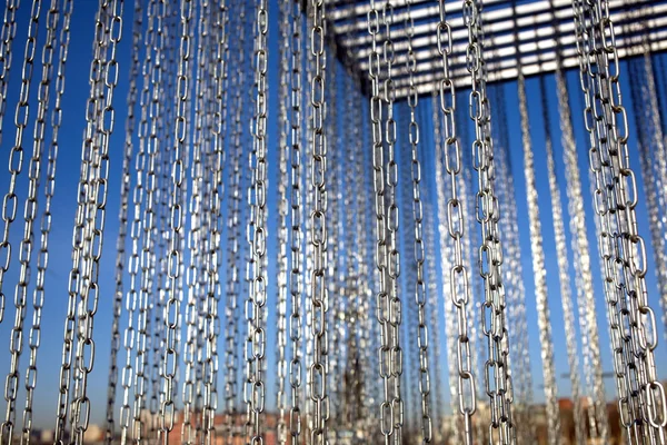 Massor av Metallkedjor silver hängande vertikalt närbild — Stockfoto