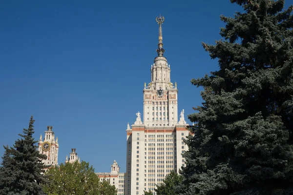 Moscow State University building. View from park — Stock Photo, Image