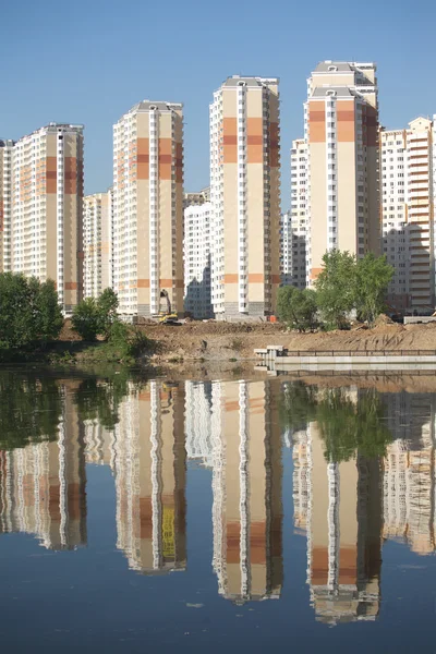 nehir ve açık mavi gökyüzü yaz gününde üzerinde daireler inşa bloğu