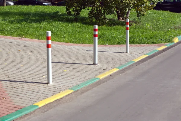 Pijlers blokkeren de inschrijving van voertuigen in voetgangersgebied — Stockfoto