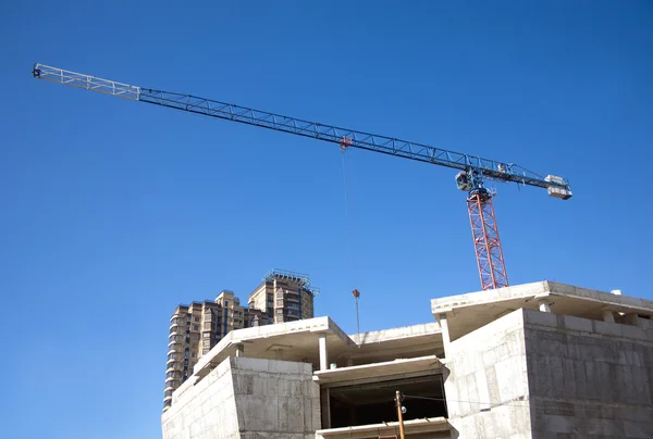 Guindaste de torre de elevação e topo do edifício de construção — Fotografia de Stock