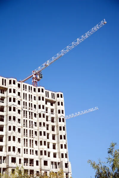 Hubwerk Turmdrehkran und Spitze des Bauwerks — Stockfoto