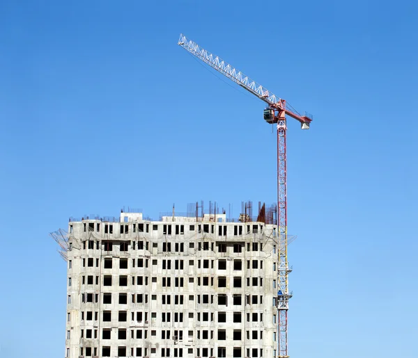 建設建物の上部とタワー クレーンの巻き上げ — ストック写真