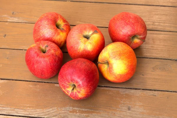 Reife rote und gelbe Äpfel auf Holzboden Nahaufnahme — Stockfoto