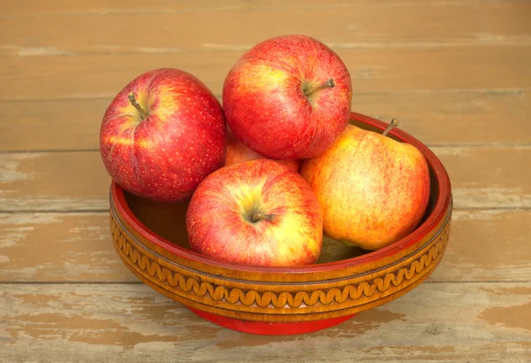 Reife rote und gelbe Äpfel in Holzschale Nahaufnahme — Stockfoto