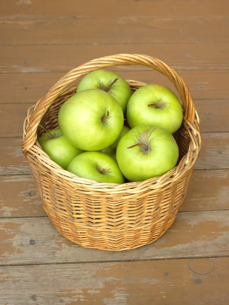 Dojrzałe jabłka zielone w Wiklinowy kosz zbliżenie — Zdjęcie stockowe