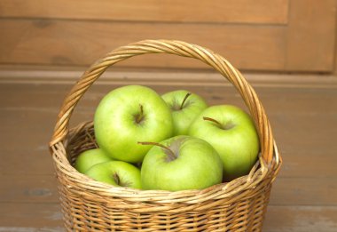 Hasır sepet closeup olgun yeşil elma