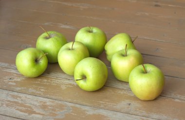 Natürmort kahverengi ahşap arka plan portre üzerinde yeşil elma ile