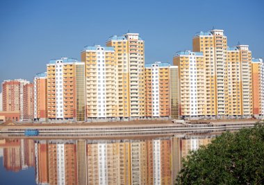 bulutsuz gökyüzü mavi üzerine yeni binaları temizleyin