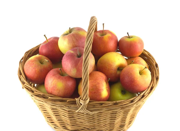 Спелые яблоки в плетеной корзине изолированы — стоковое фото