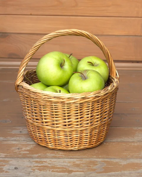 Manzanas verdes maduras en canasta de mimbre —  Fotos de Stock