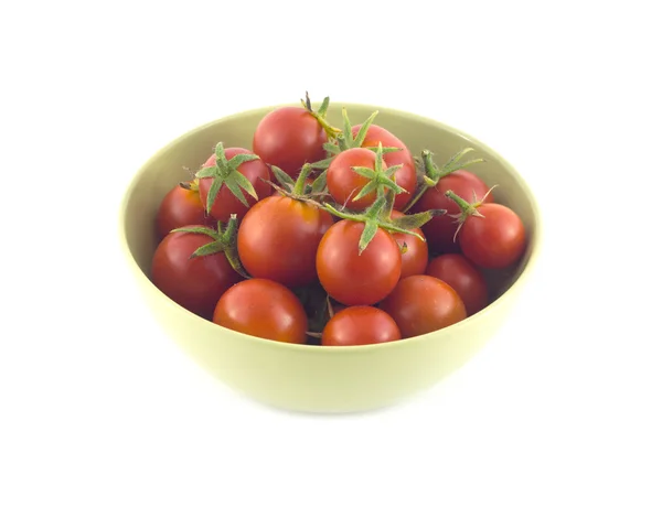 Tomates mûres dans un bol vert closeup isolé — Photo