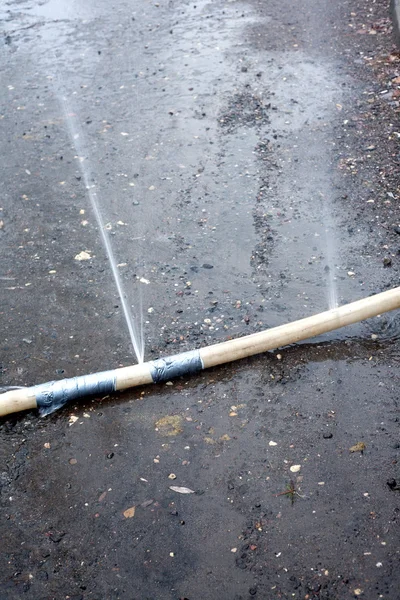 Fontane d'acqua sono picchiati da tubo antincendio danneggiati — Foto Stock