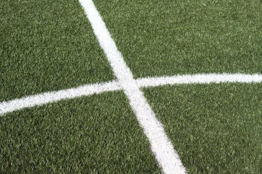 bir futbol sahası suni çim yeşil ve beyaz çizgili bir parçası