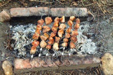 Lezzetli Barbekü Mangal üzerinde açık hazırlanıyor