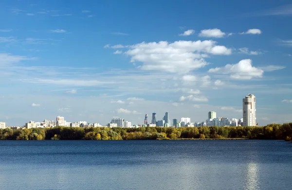 Vista de Moscou da Baía de Stroginsky no dia ensolarado do outono — Fotografia de Stock