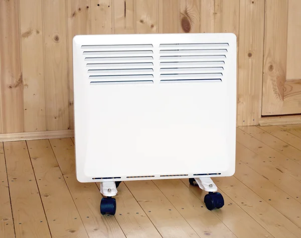 Ahşap evde beyaz elektrik Konvektörü ısıtıcı