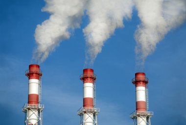 Üç şeritli Endüstriyel boru ile Bulutsuz mavi gökyüzü üzerinde duman