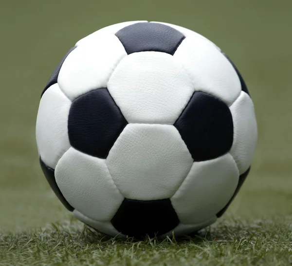 Bola branca e preta para jogar futebol close-up — Fotografia de Stock
