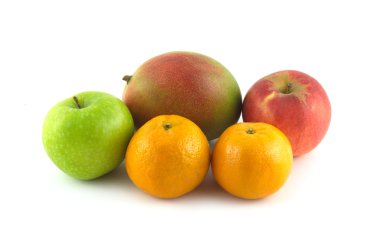 Olgun iştah açıcı meyveler: mango, elma ve üzerinde beyaz izole mandalina