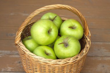 Hasır sepet closeup olgun yeşil elma