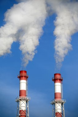 Dumanlı Bulutsuz mavi gökyüzü üzerinde iki şeritli Endüstriyel boru