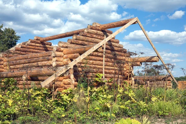 Construcción de casas de madera a partir de troncos — Foto de Stock