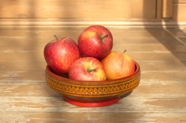 ahşap kase tatlı olgun kırmızı ve sarı elma