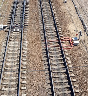 raylar üzerinde beton uyuyanlar, oklar ve izleme donanımları