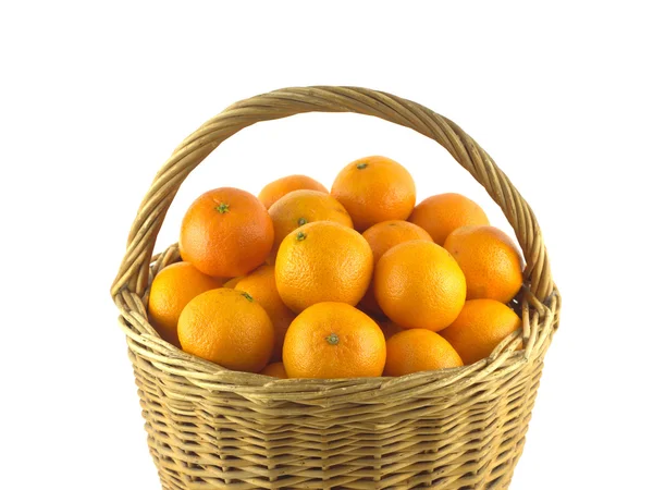 Mandarinas en canasta de mimbre marrón aisladas en blanco — Foto de Stock
