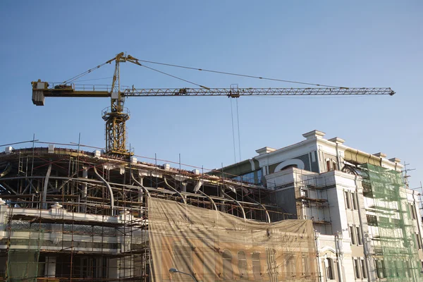 Crane on building reconstruction — Stock Photo, Image