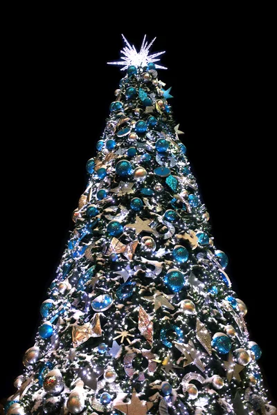 Árbol de Navidad decorativo con juguetes sobre fondo negro — Foto de Stock