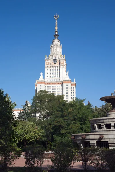 Staatsuniversiteit van Moskou gebouw in zomerdag — Stockfoto