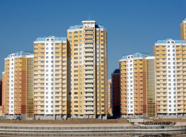 bulutsuz gökyüzü mavi üzerine yeni binaları temizleyin